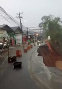 Longsor Kembali Terjadi di Jl. Raya Cikampak-Gunung Salak, Bogor