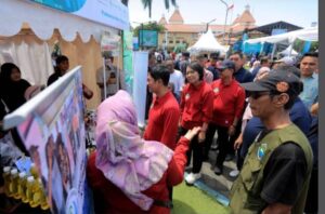 Walikota dan Wakil Walikota Tangerang Dampingi Wamenkes Tinjau Stand UMKM di Hari Kesehatan Jiwa Sedunia