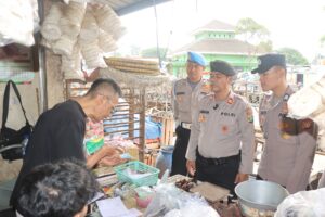 Polres Metro Tangerang Kota Gelar Patroli Jalan Kaki di Kawasan Pasar Babakan, Sentuh Langsung Warga untuk Jaga Kamtibmas