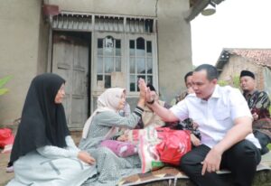 Wali Kota Serang Tinjau Rumah Warga yang Rusak, Salurkan Bantuan untuk Korban Atap Ambruk