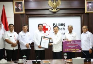 Bupati Tangerang Serahkan Donasi Rp1,5 Miliar untuk Korban Banjir Bandang dan Longsor di Sumatera