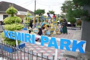 Dukung Ruang Publik Ramah Anak, PLN Indonesia Power UBP Lontar Serahkan Alat Bermain di Taman Kecamatan Kemiri (Kemiri Park)