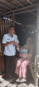 Camat Kemiri Sambangi Korban Puting Beliung di Desa Karang Anyar