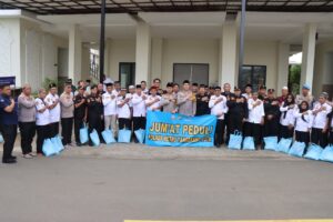 Jumat Peduli, Kapolres Metro Tangerang Kota Bagikan Sembako untuk Potmas
