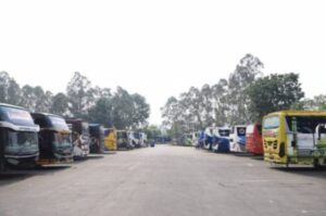 Terminal Tipe A Poris Plawad Kota Tangerang mengalami lonjakan jumlah penumpang luar biasa selama libur Hari Raya Natal 2025.