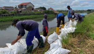 Pemkot Tangerang Peremajaan Ribuan Karung Pasir di Kali Ledug Antisipasi Banjir