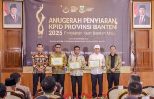 Gubernur dan Wagub Banten Terima Penghargaan Tokoh Peduli Penyiaran dari KPID