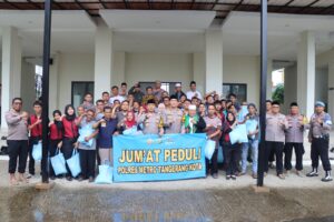 Kapolres Metro Tangerang Kota Gelar Jumat Peduli, Salurkan Bantuan Sosial kepada PHL dan Elemen Masyarakat