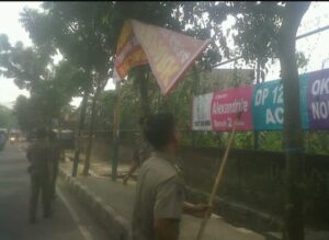 Pol PP Kecamatan Karawaci Gertak Pedagang dan Sepanduk Liar