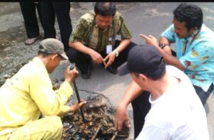 Warga dan Pengurus RT Gotong-Royong Bongkar Gorong-Gorong Amblas di Jl Tongkol