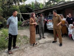 Bupati Serang Tinjau Bencana Longsor di Desa Katulisan, 25 Rumah Terimbun