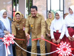 Bupati Tangerang Resmikan Halte Bus Sekolah Gratis