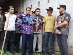Bupati Tangerang Tinjau Lokasi Tanah Longsor di Sempadan Sungai Cidurian, 6 Rumah Warga Terancam