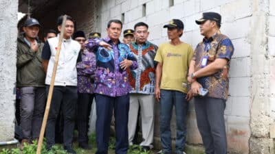 Bupati Tangerang Tinjau Lokasi Tanah Longsor di Sempadan Sungai Cidurian, 6 Rumah Warga Terancam