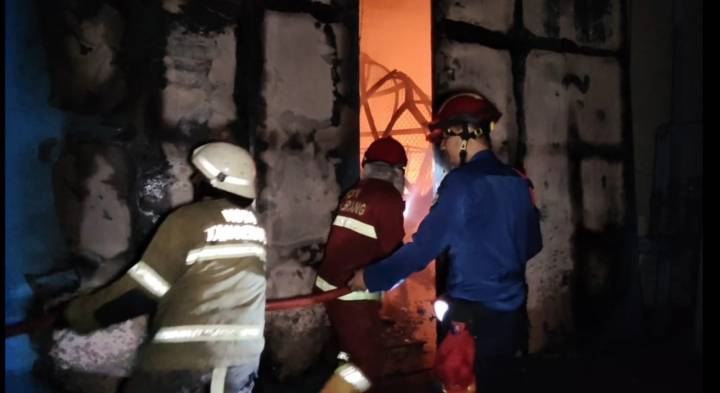Kebakaran Hebat Ludeskan Pabrik Sepatu di Kota Tangerang