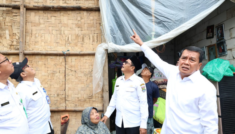 Bupati Tangerang Tinjau Rumah Janda Roboh, Serukan Gotong Royong dan Kewaspadaan Bencana