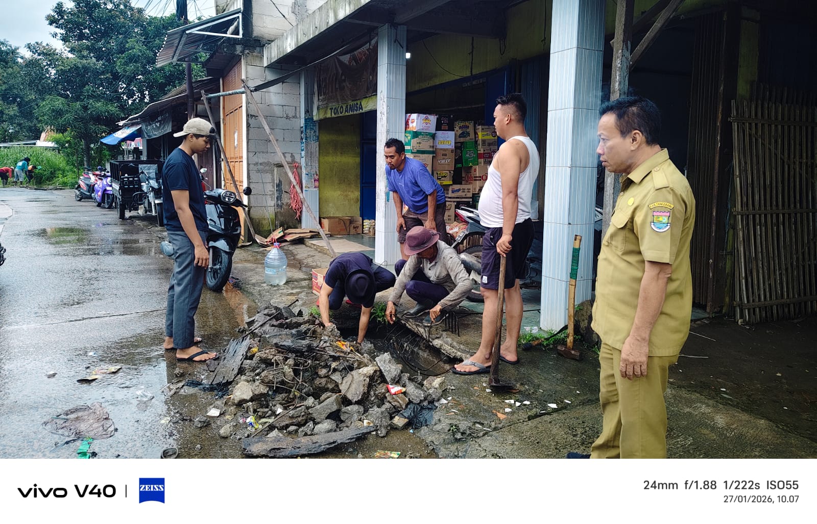 Kepala Desa Kemiri Pimpin Kerja Bakti Bersih-Bersih Jalan Utama Desa