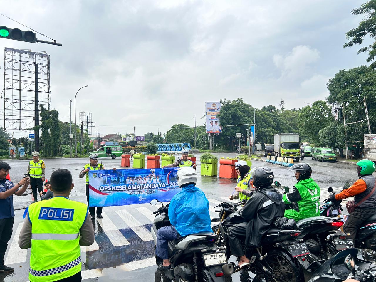 Ops Keselamatan Jaya 2026, Polisi Turun ke Lampu Merah Edukasi Pengendara di Kota Tangerang