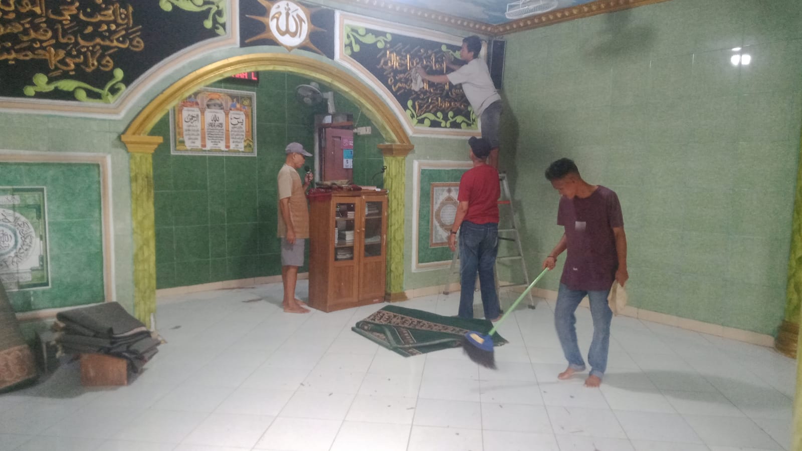 Kerja Bakti Massal di Musholla Al-Ikhlas, Warga RT 04 Tunjukkan Semangat Gotong Royong