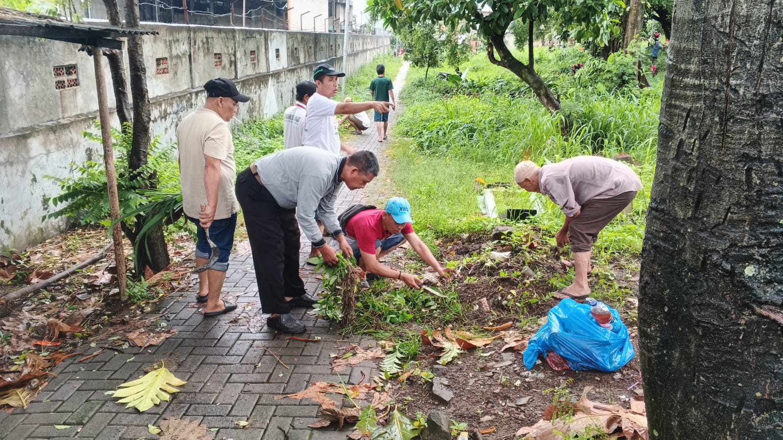 Kerja Bakti Pemakaman Lintas RW, Warga Karawaci Sambut Ramadhan dengan Semangat Gotong Royong