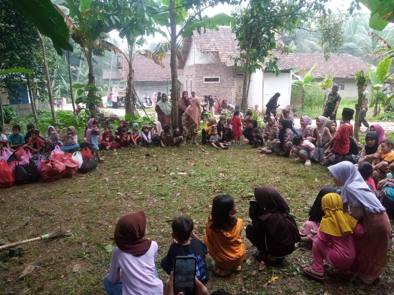 Tradisi ‘Nyanggan Kuburan’ di Desa Sinar Mukti Serang Digelar Jelang Ramadan, Lebih Ramai dari Tahun Sebelumnya