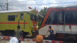 Kereta Bandara Tabrak Truk Kontainer Di Perlintasan Poris