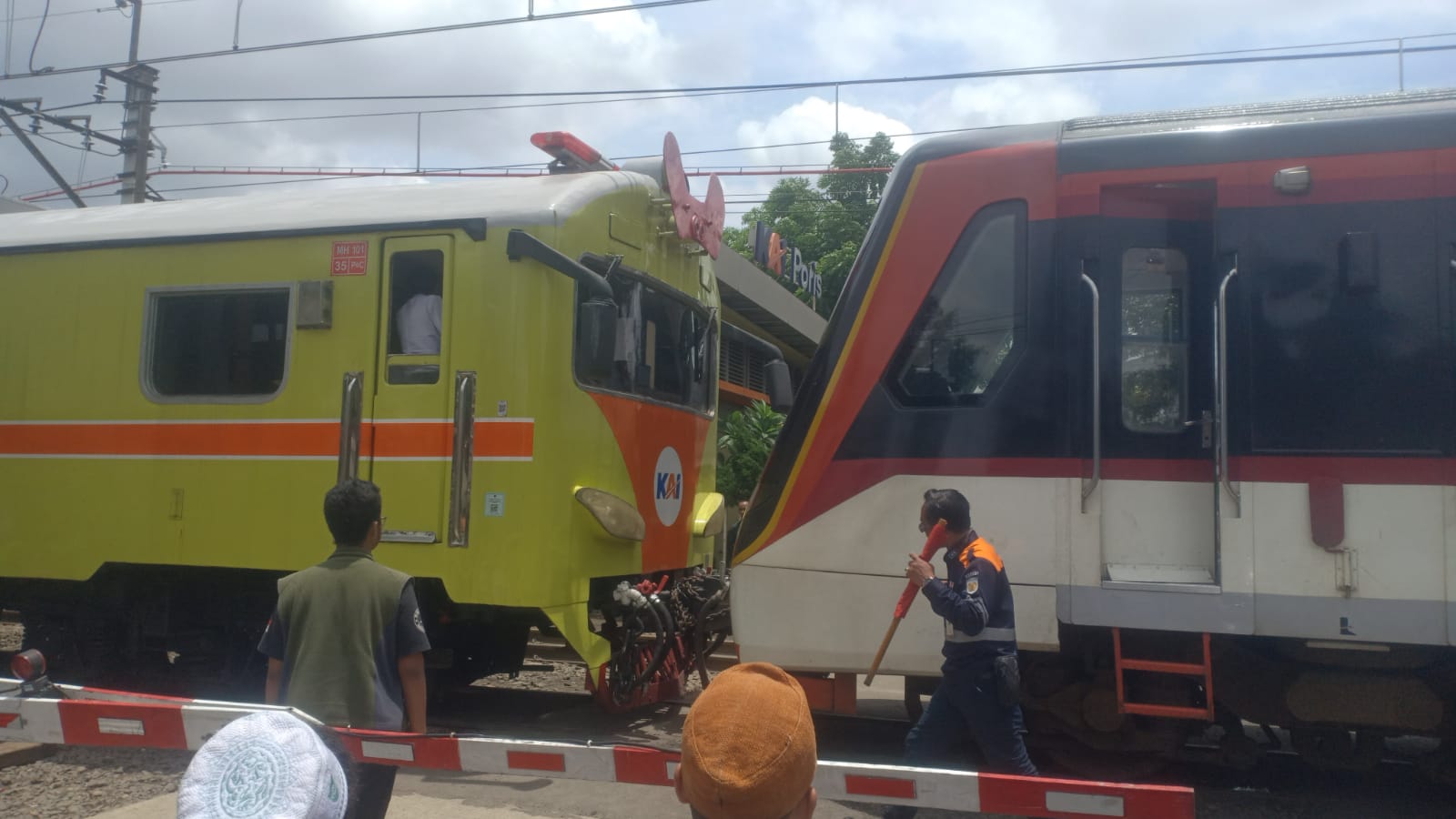 Kereta Bandara Tabrak Truk Kontainer Di Perlintasan Poris