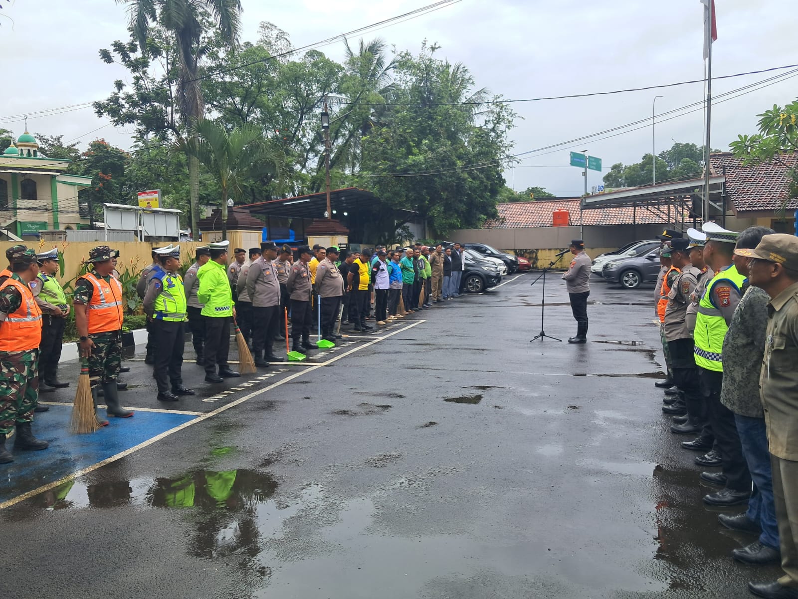 Polsek Benda bersama TNI, Forkopimcam dan Warga Bersihkan Jalan Husein Sastra Negara