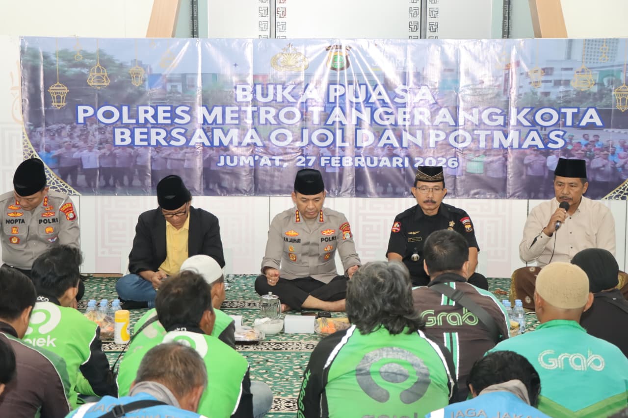 Ramadan Penuh Berkah, Kapolrestro Tangerang Kota Turun Langsung Bagikan Takjil untuk Pejuang Jalanan